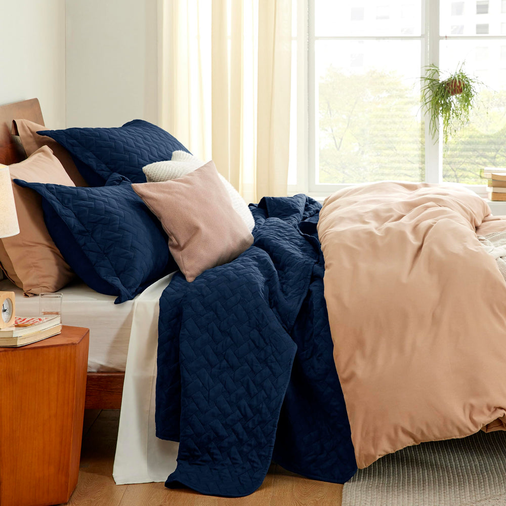 Couette Bedsure King posée sur lit illustrant tombé parfait et design navy
