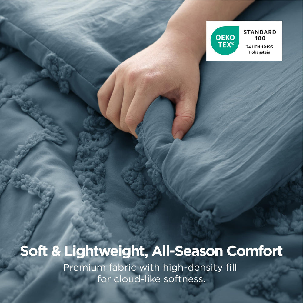 Bedsure couette posée sur lit illustrant l'ambiance Dusty Blue et confort visuel