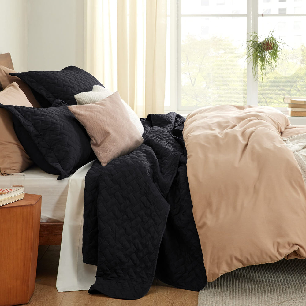 Bedsure couette posée sur lit créant une chambre moderne et accueillante