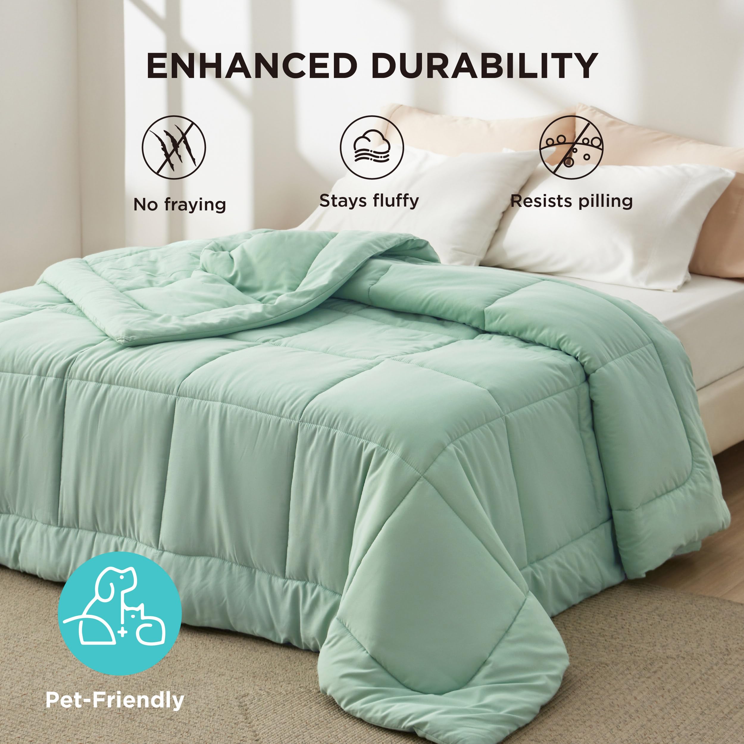 Bedsure couette posée sur lit en décor sage green style apaisant