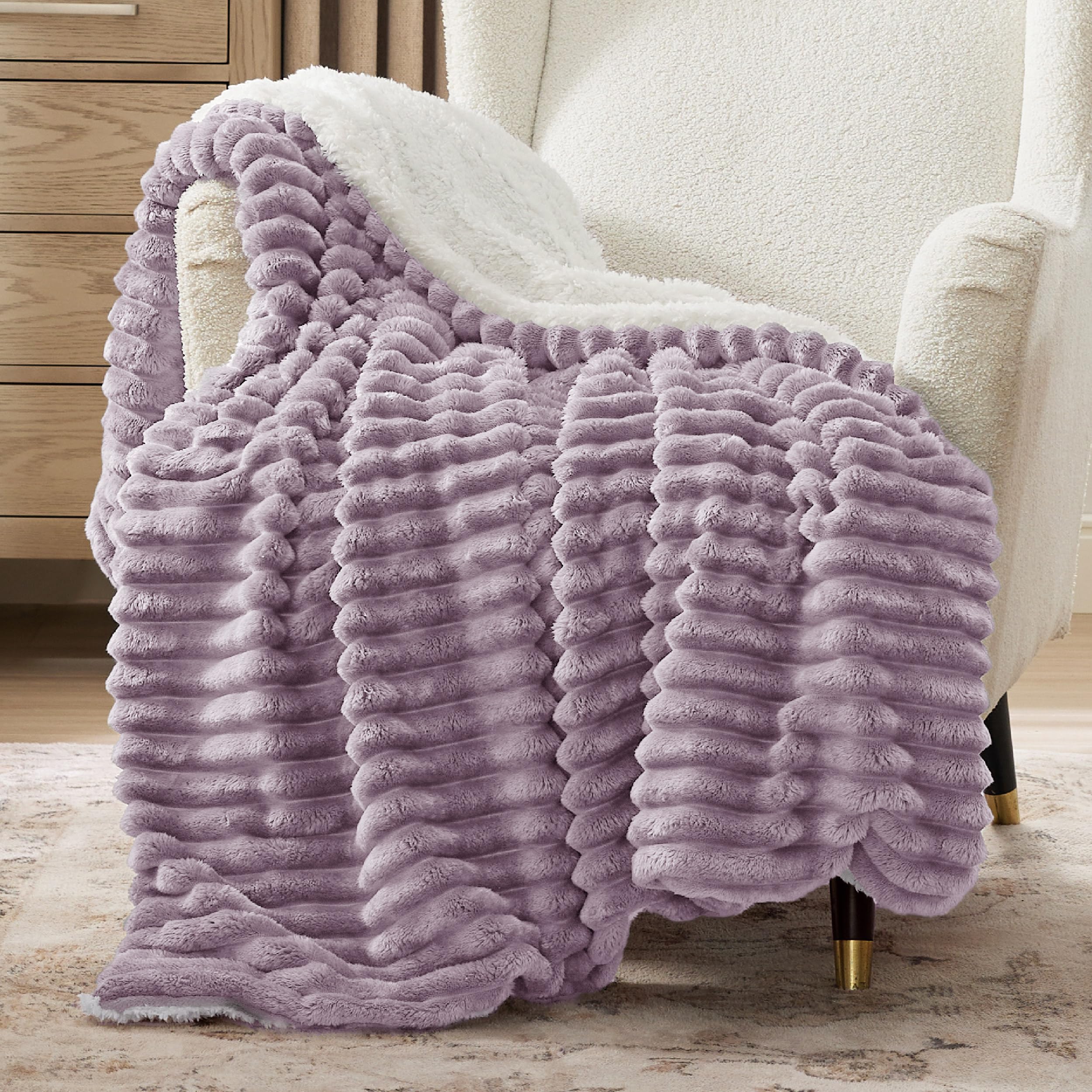 Bedsure couverture violette frontale montrant motif rayé et élégance