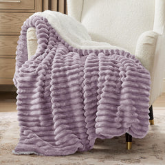 Bedsure couverture violette frontale montrant motif rayé et élégance