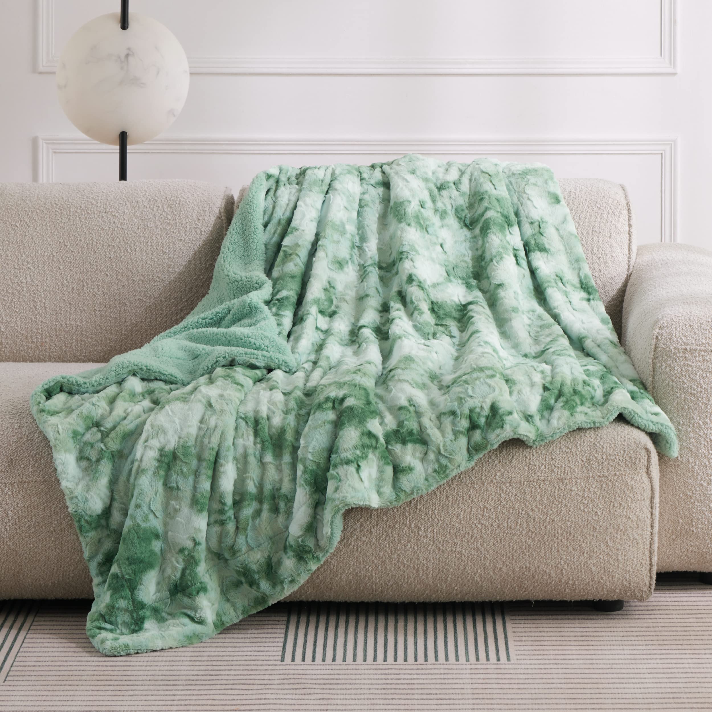 Bedsure couverture posée à côté d'un mètre montrant taille 60x80 pouces pratique