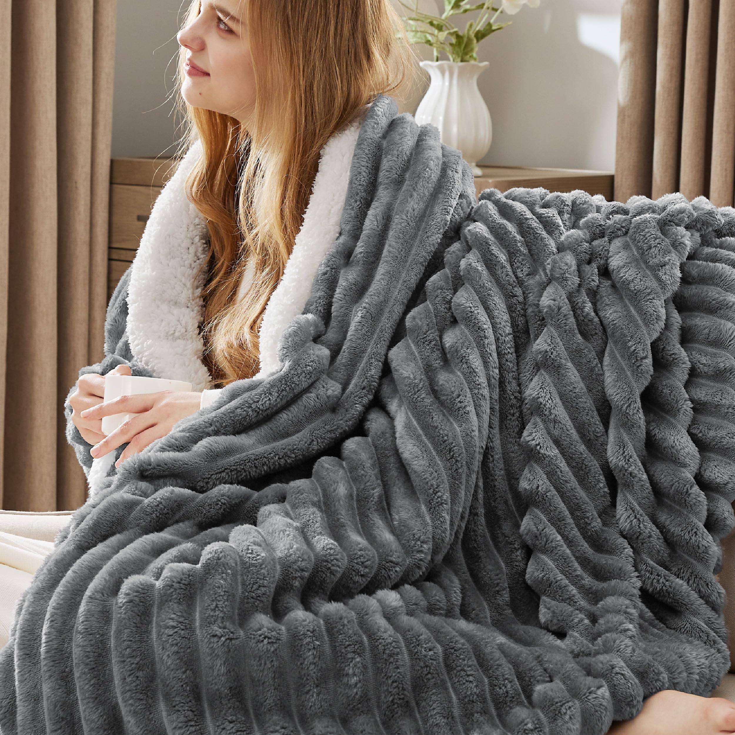 Bedsure couverture face entière gris foncé montrant l'élégance et chaleur