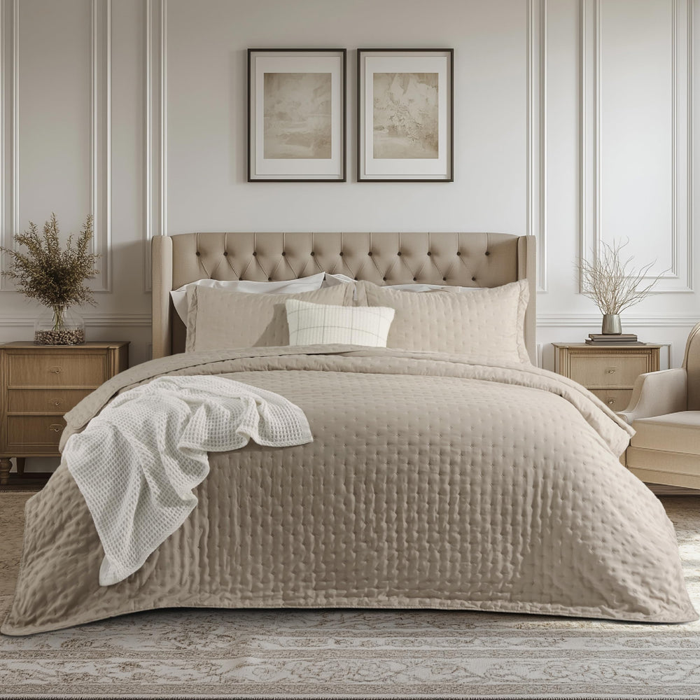 Bedsure vue face de la courtepointe king taupe offrant un look moderne