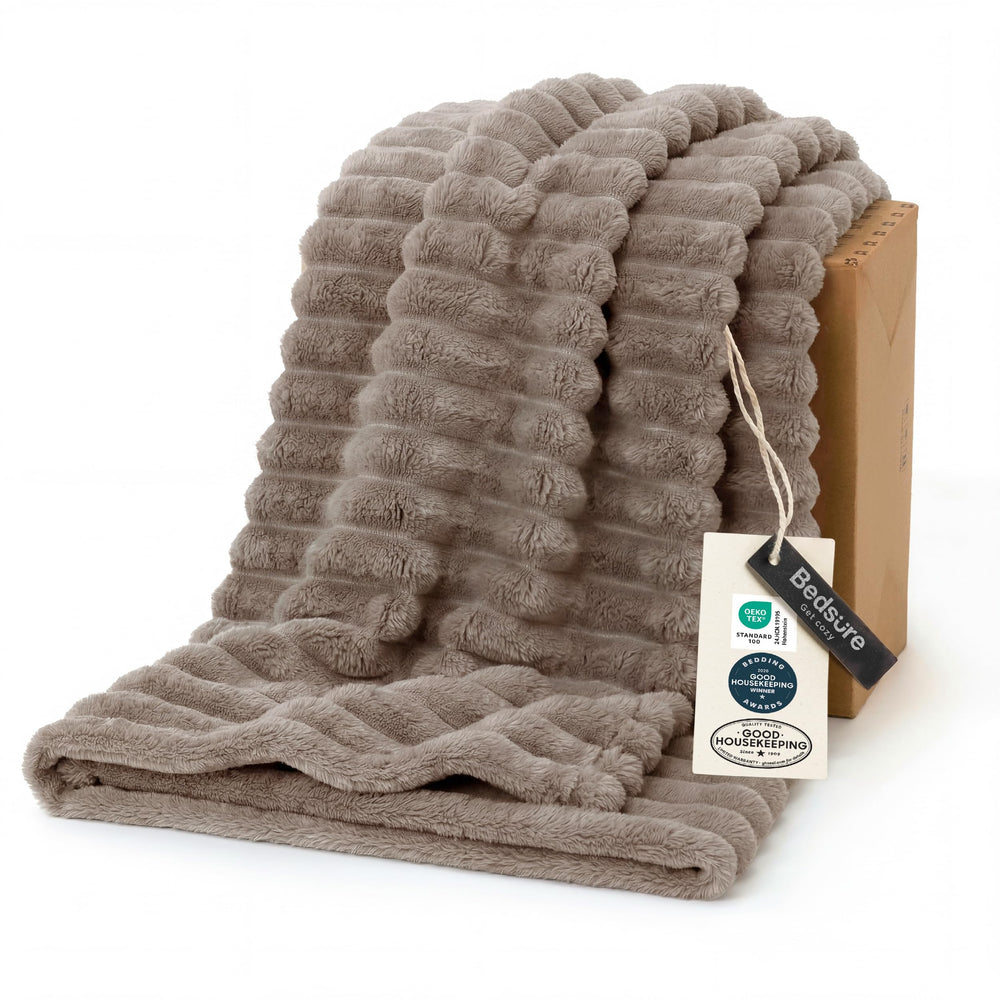 Bedsure couverture pliée montrant le motif rayé et apportant confort décoratif