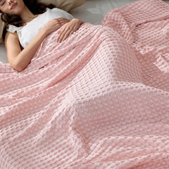 Bedsure couverture gaufre face rose pâle posée montrant douceur et fraîcheur