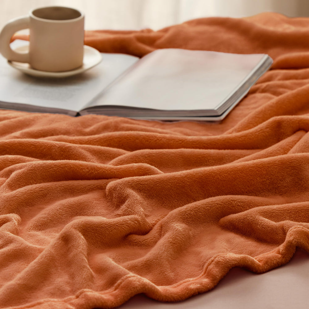 Bedsure plaid posé sur lit queen montrant couverture couvrante et cosy