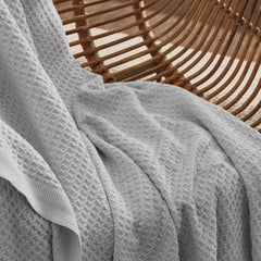 Bedsure couverture posée sur lit king illustrant couverture bien ajustée