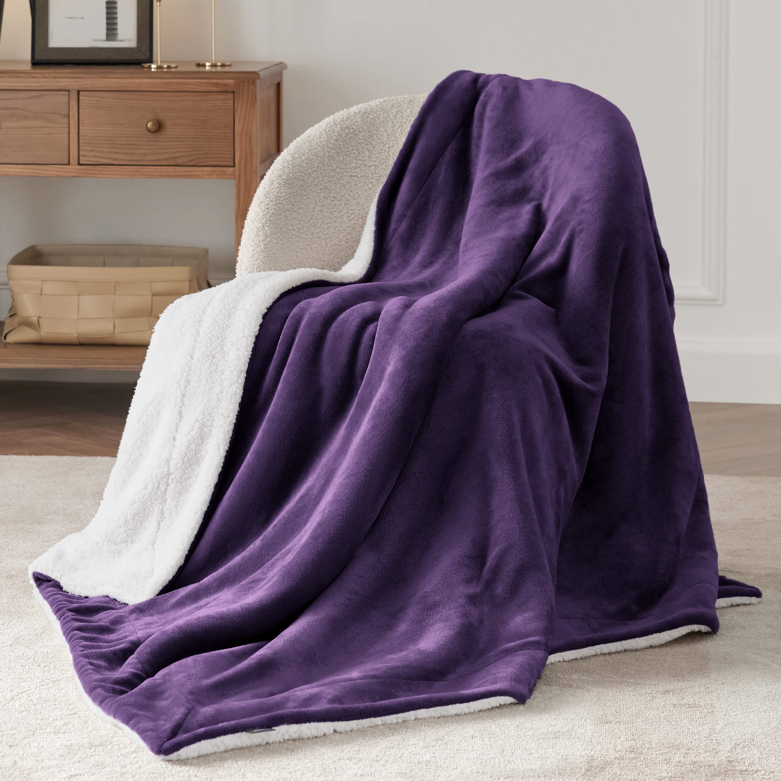Bedsure gros plan flanelle montrant toucher velouté confortable