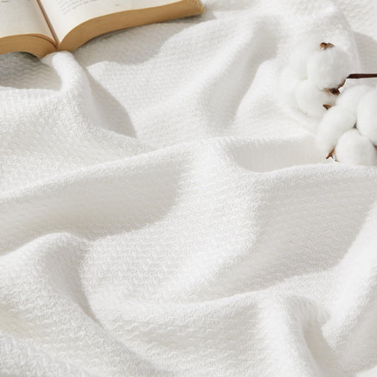 Bedsure couverture king blanche vue de face apportant une touche élégante au lit
