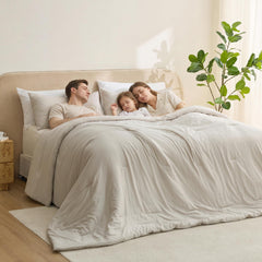 Bedsure vue avant du lit avec couette beige offrant confort et retombée ample