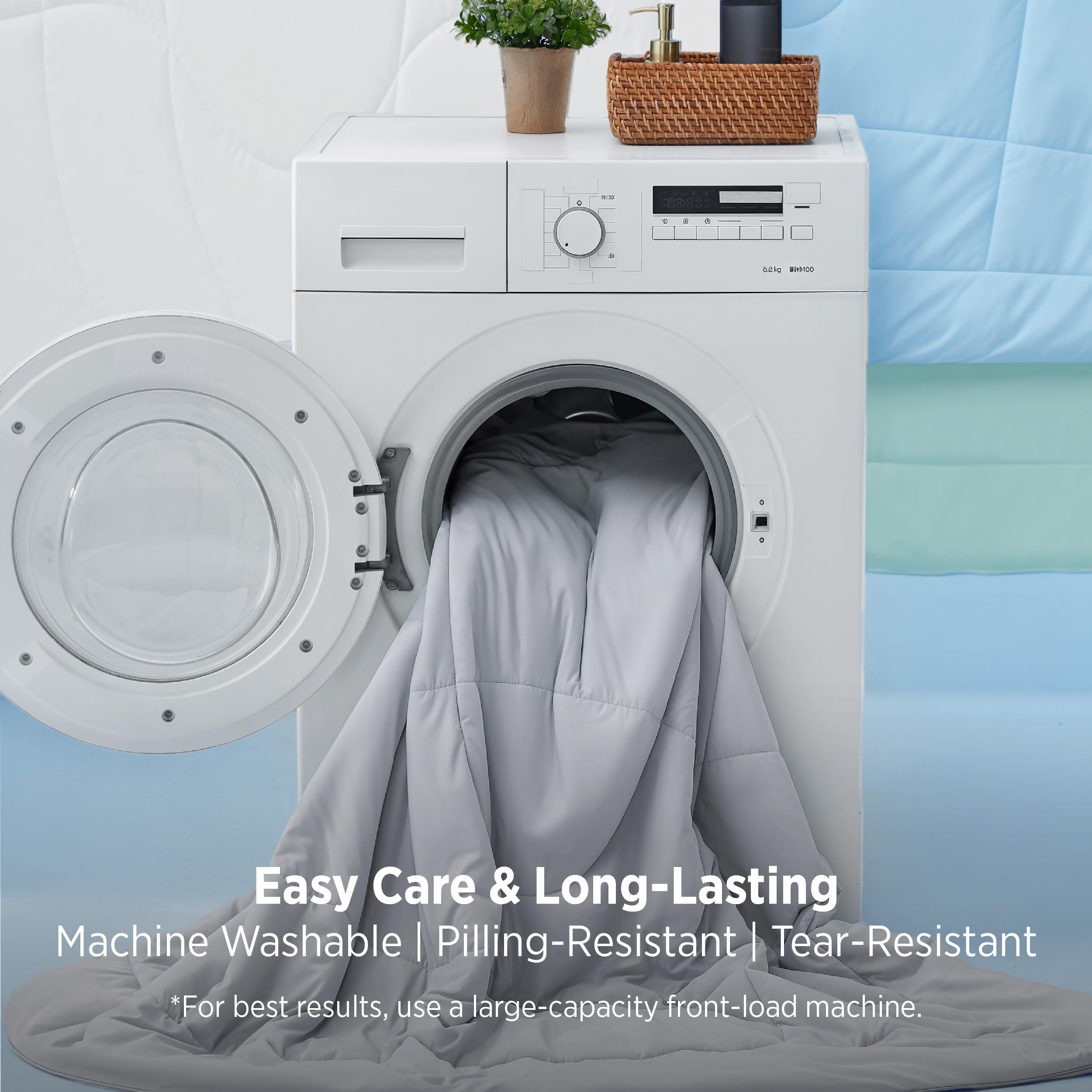 Bedsure main touchant le textile pour montrer douceur et confort peau amiable