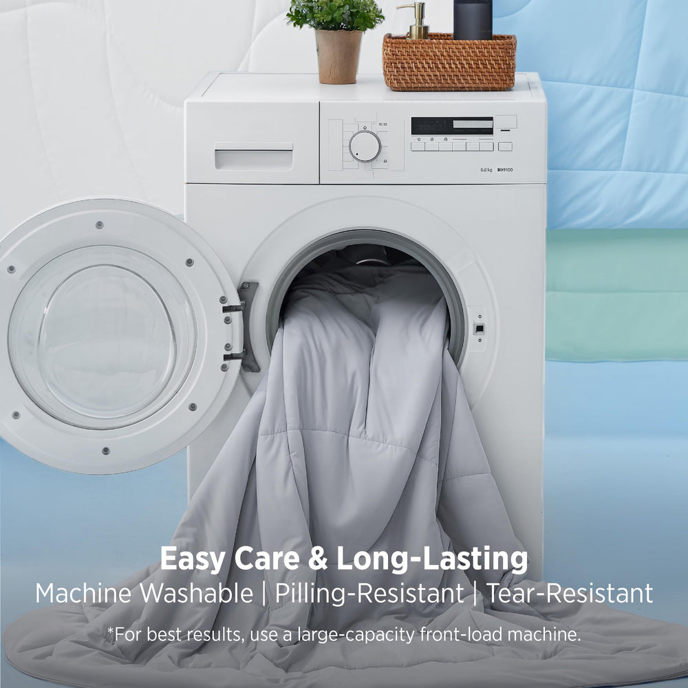 Bedsure main touchant le textile pour montrer douceur et confort peau amiable