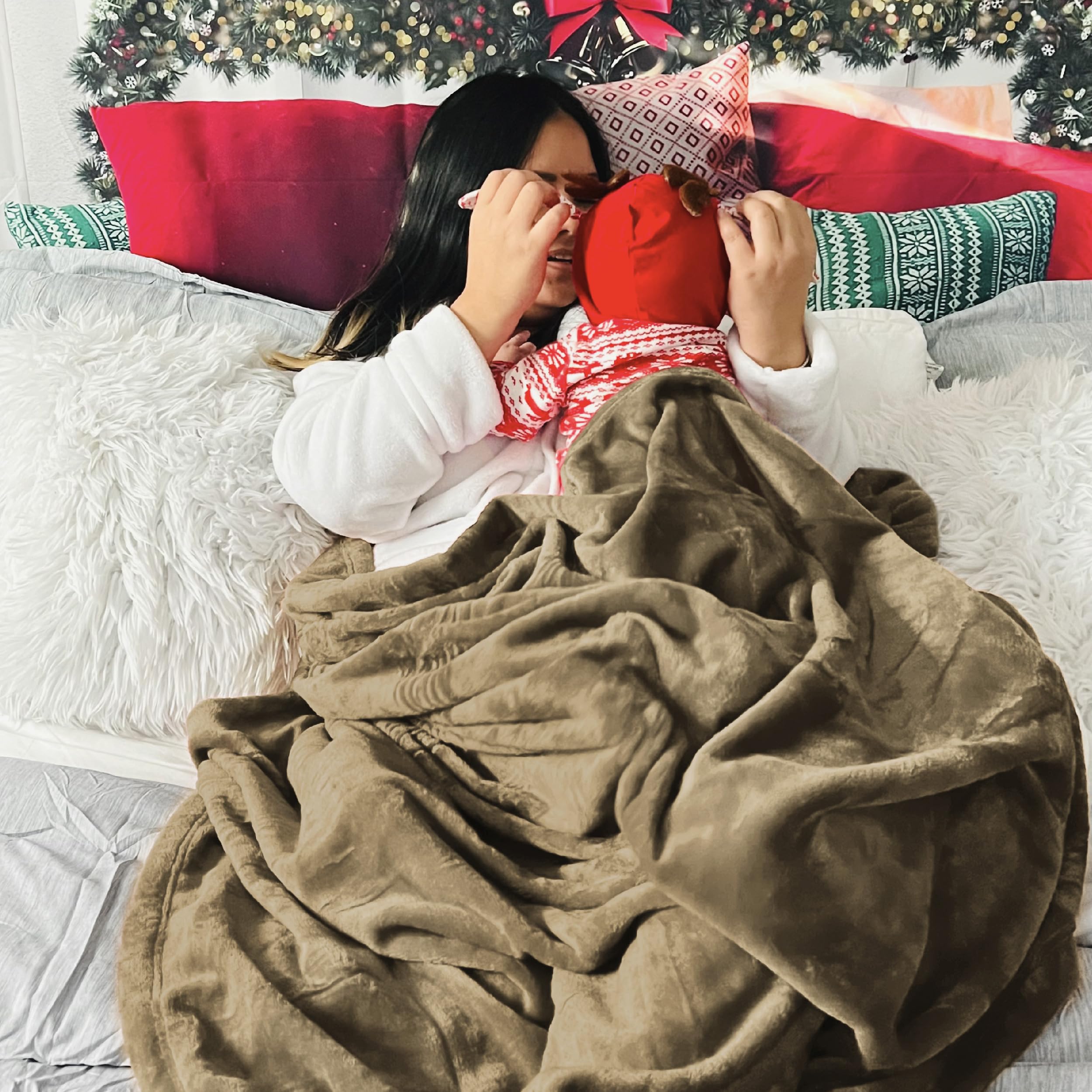 Bedsure enfant emmitouflé sur canapé montrant confort familial