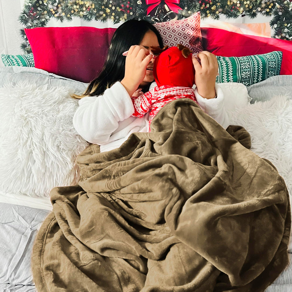 Bedsure enfant emmitouflé sur canapé montrant confort familial