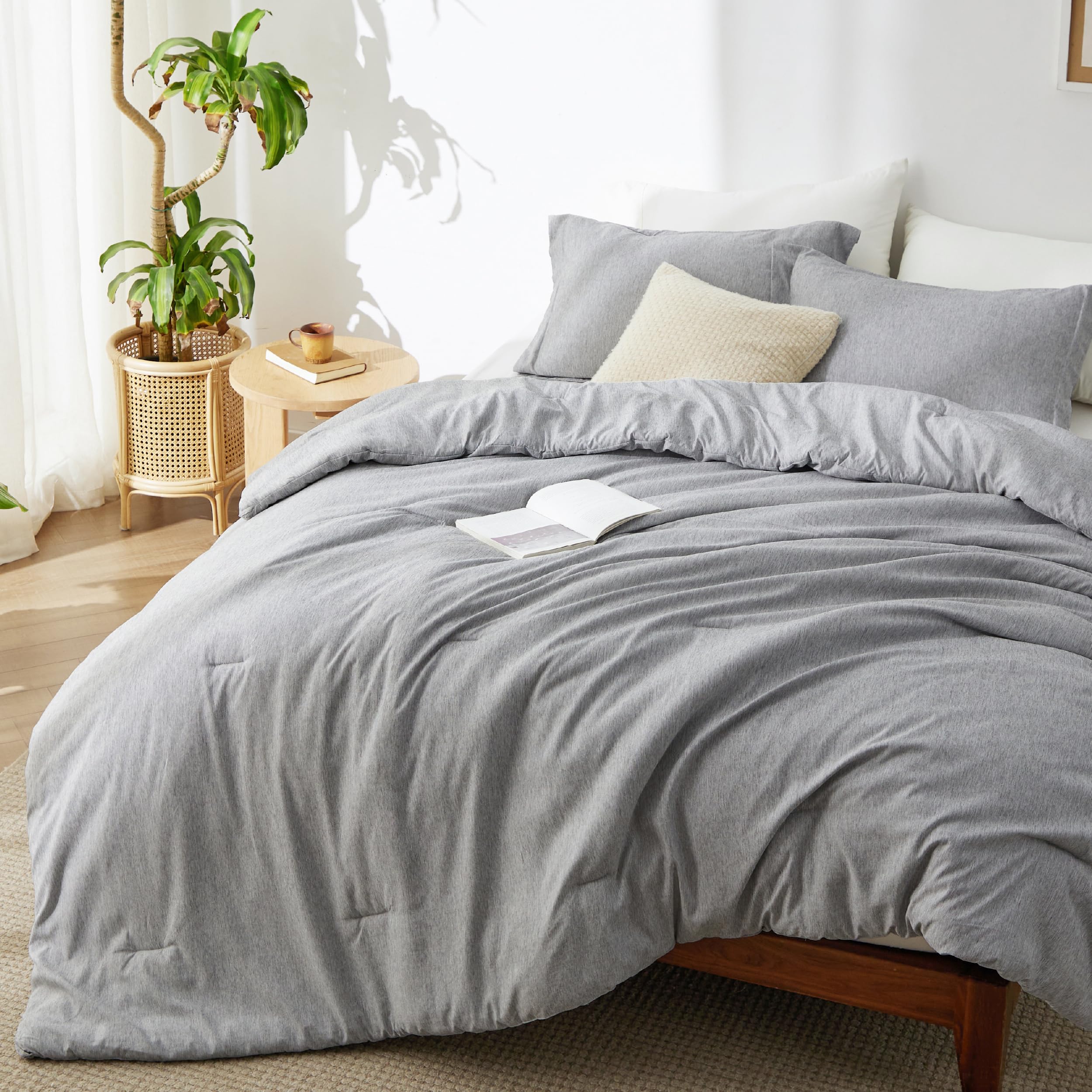 Bedsure ensemble devant lit gris clair affichant confort et style