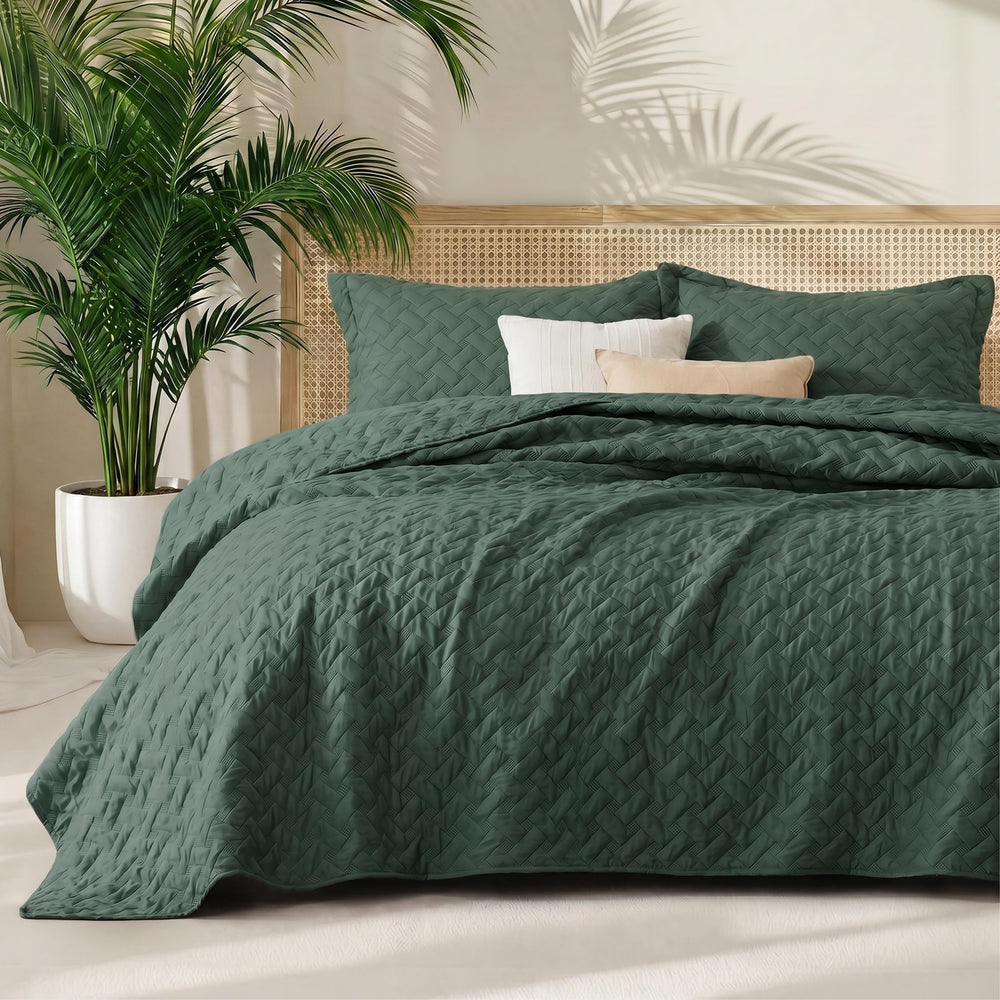 Bedsure face avant du couvre-lit vert foncé montrant élégance et confort