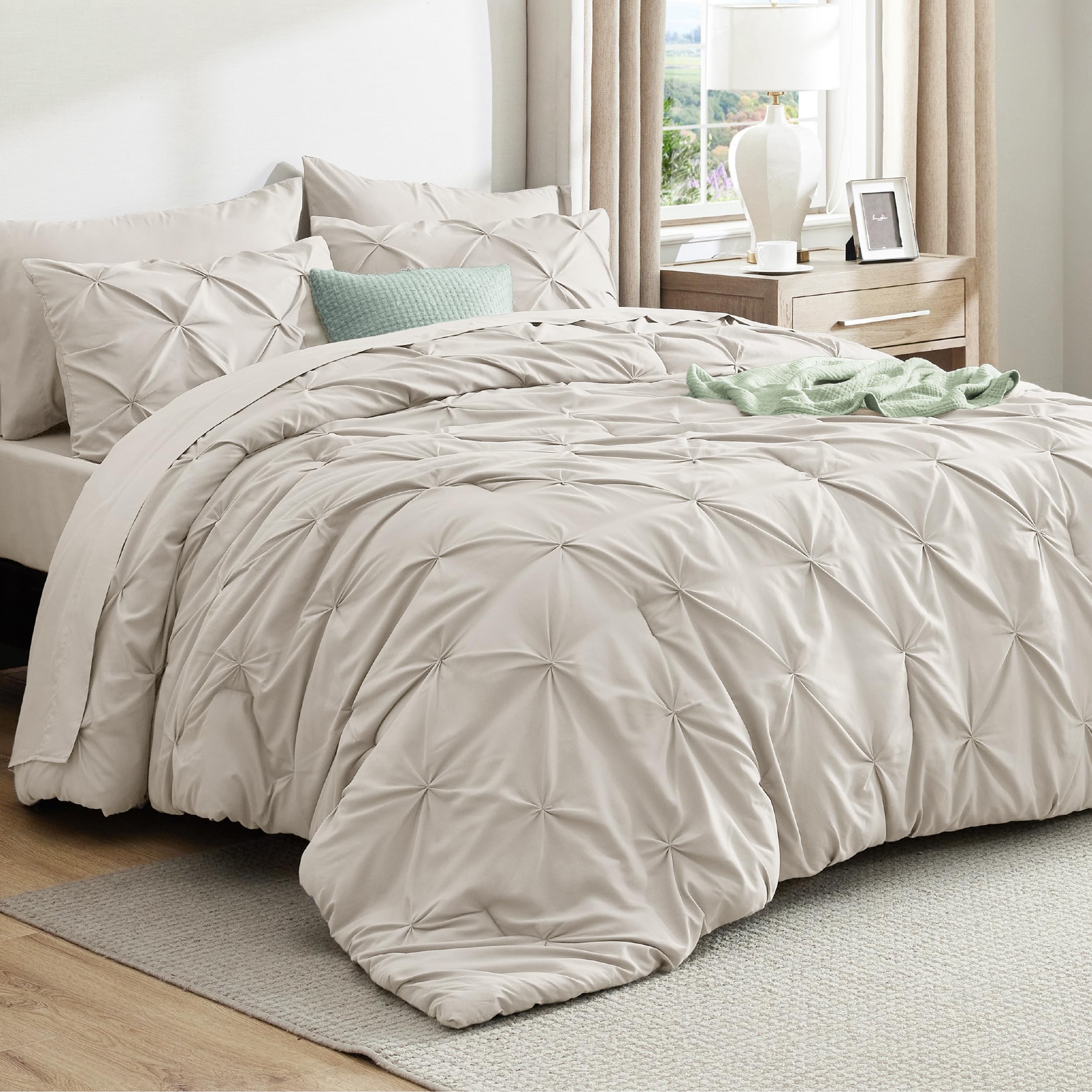 Bedsure vue avant de l'ensemble Queen montrant style pinch-pleat et finition soignée