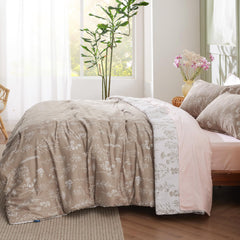 Bedsure sur lit décoré en style cottagecore pour ambiance chaleureuse