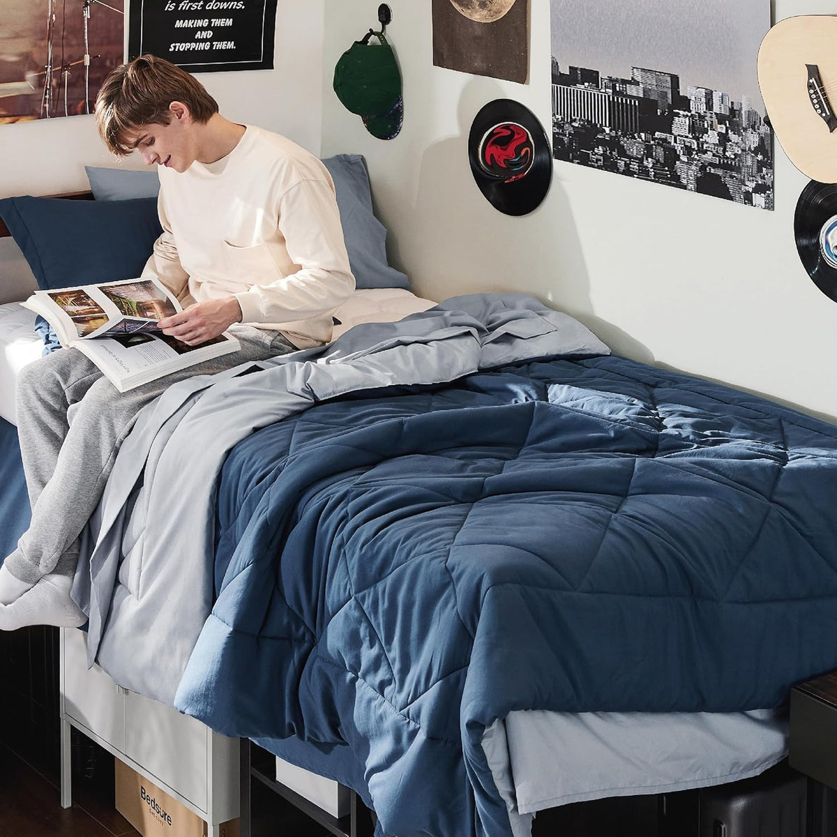 Bedsure vue face avant de l'ensemble Twin XL marine et gris pour un lit complet