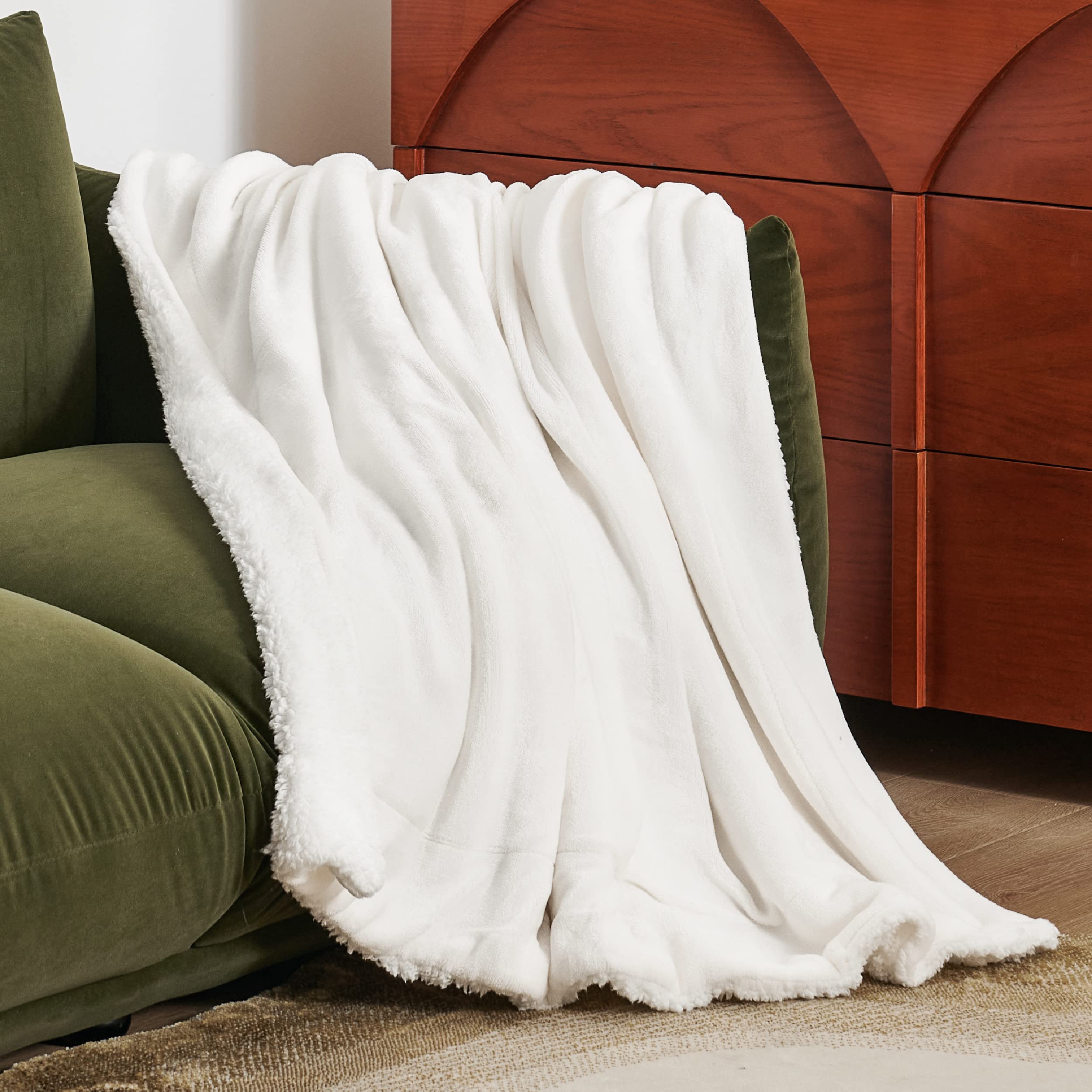 Bedsure flanelle gros plan montrant texture soyeuse et toucher apaisant