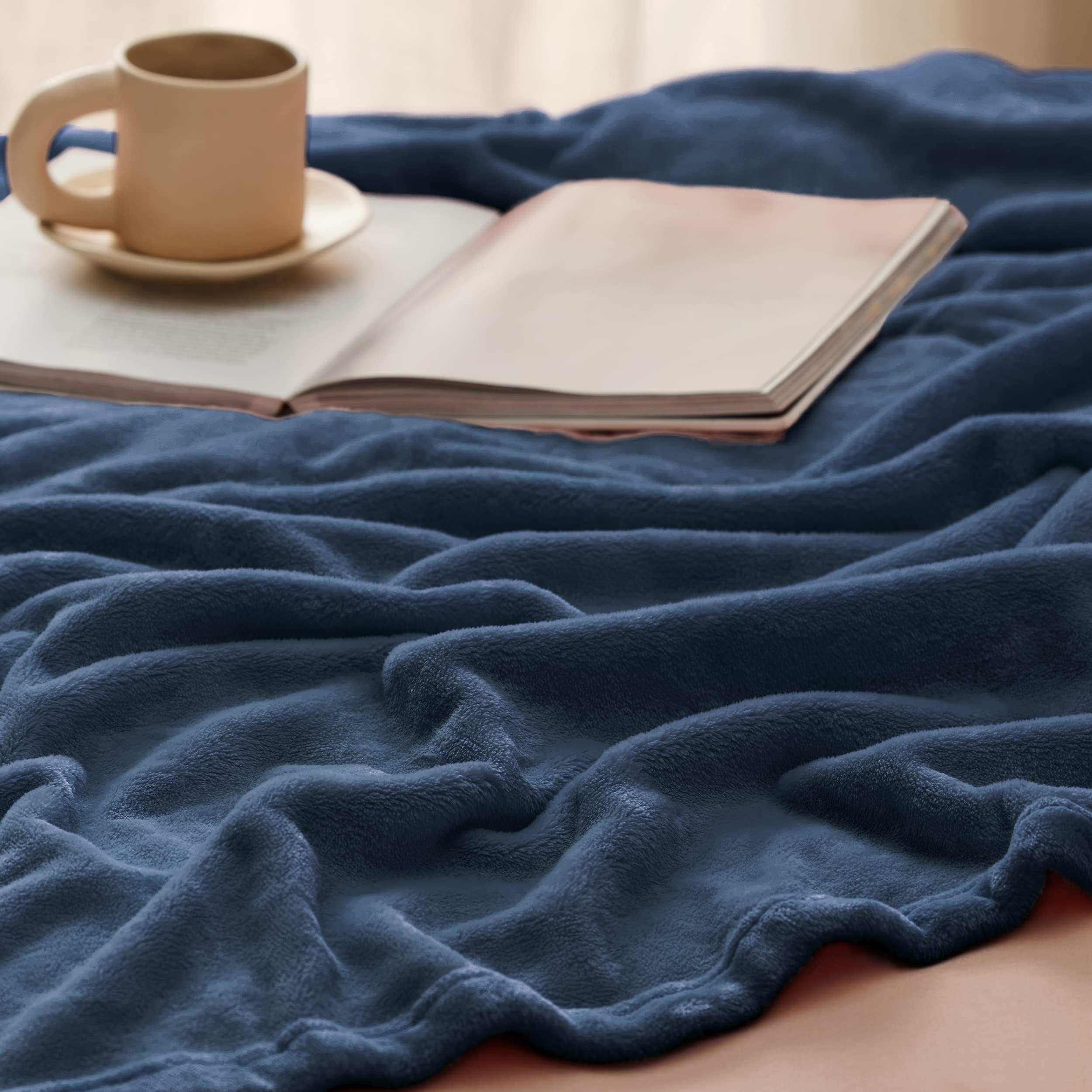 Bedsure couverture utilisée sur canapé pour lecture et relaxation immédiate