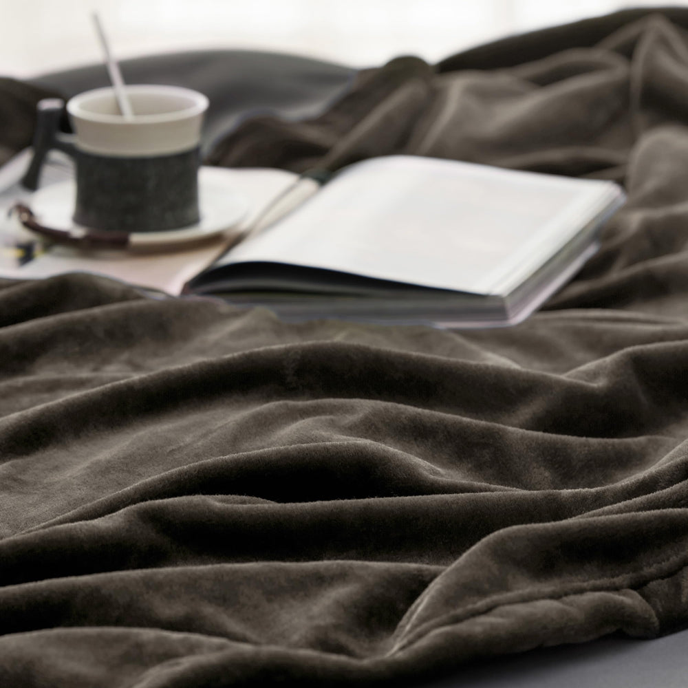 Bedsure couverture king sur lit montrant ampleur et habillage élégant