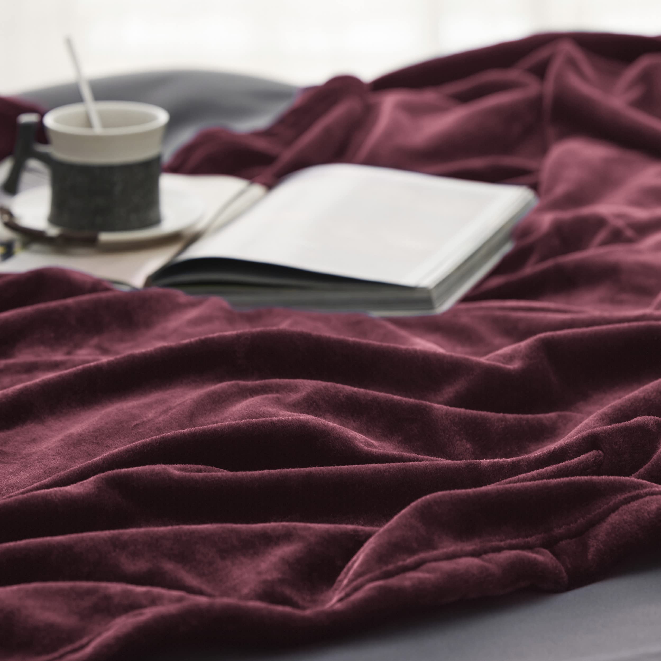Bedsure main pressant tissu pour démontrer douceur et légèreté
