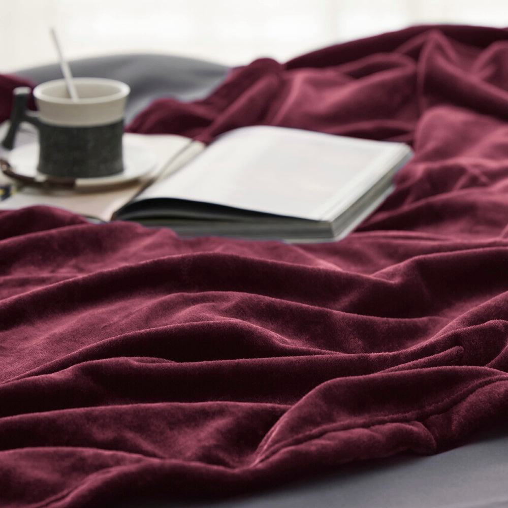 Bedsure main pressant tissu pour démontrer douceur et légèreté