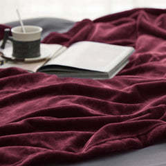 Bedsure main pressant tissu pour démontrer douceur et légèreté