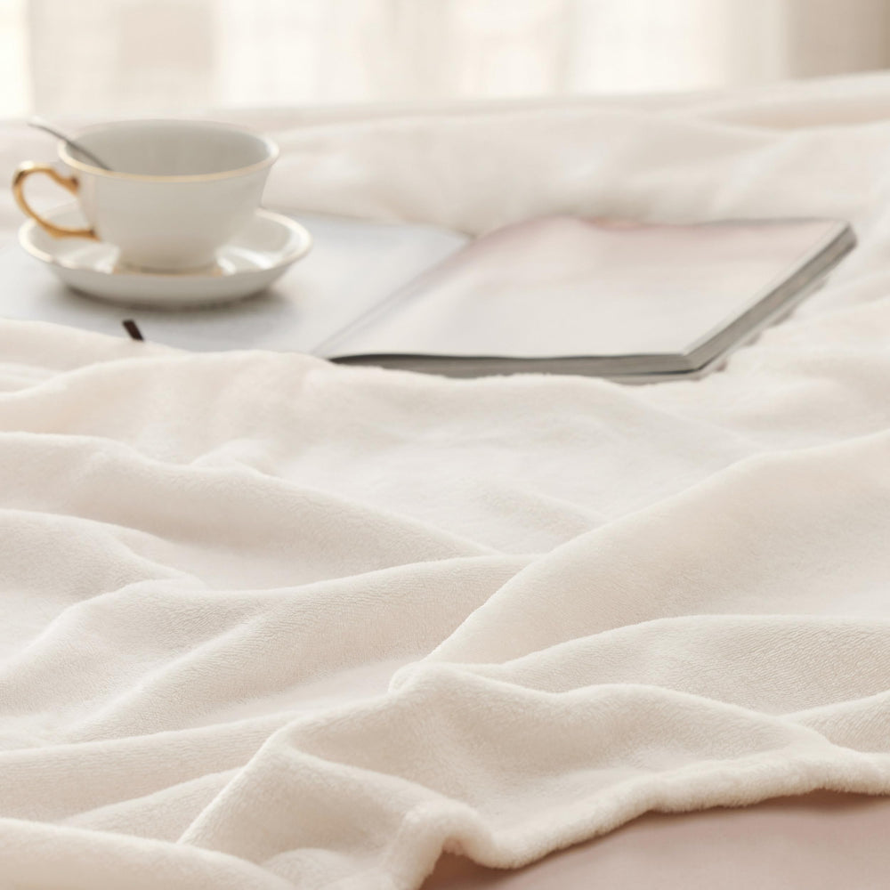 Bedsure plaid utilisé sur canapé, confort pratique pour soirée et sieste