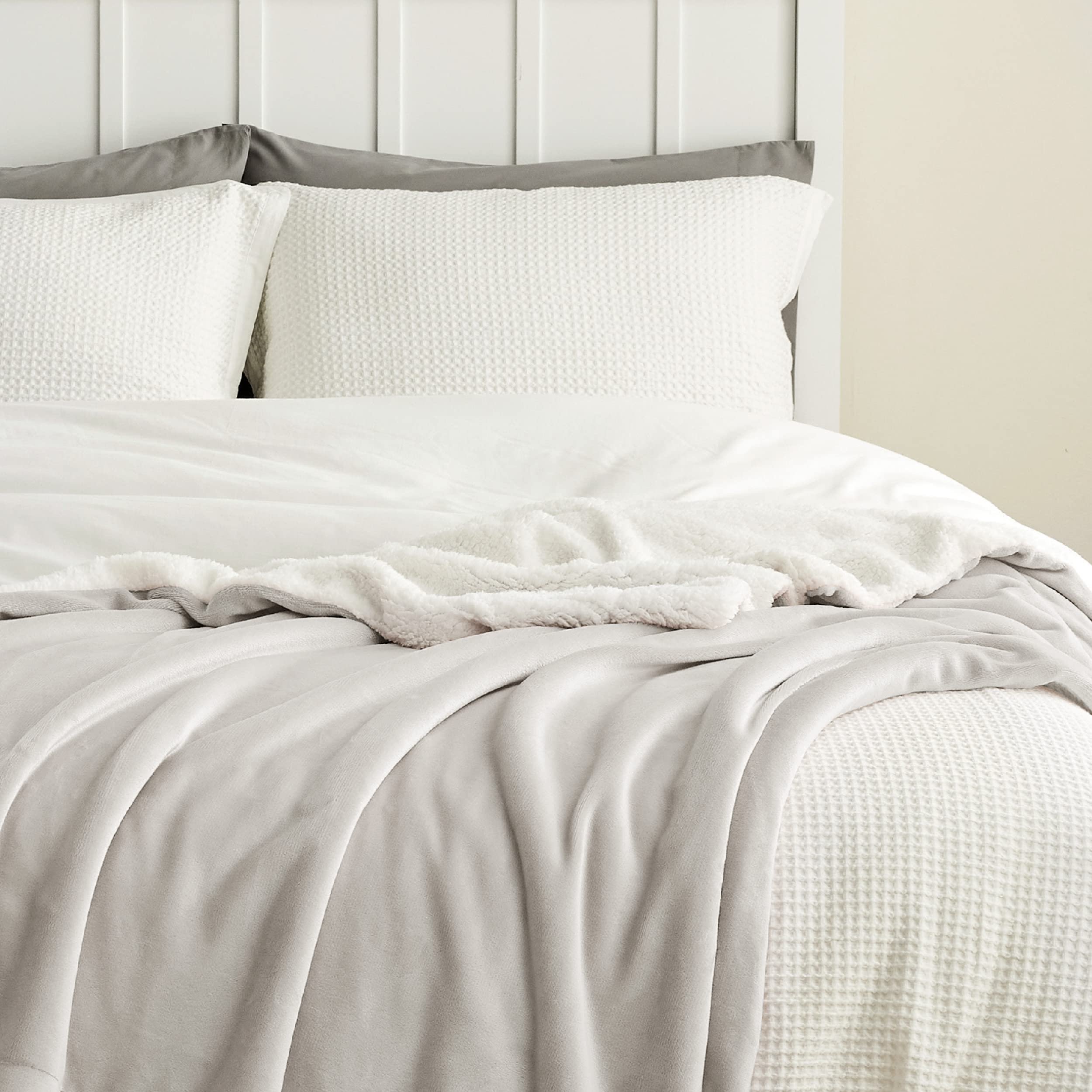 Bedsure sur canapé décoré apportant confort et esthétique