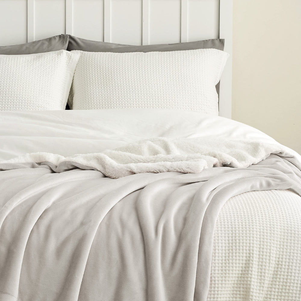 Bedsure sur canapé décoré apportant confort et esthétique