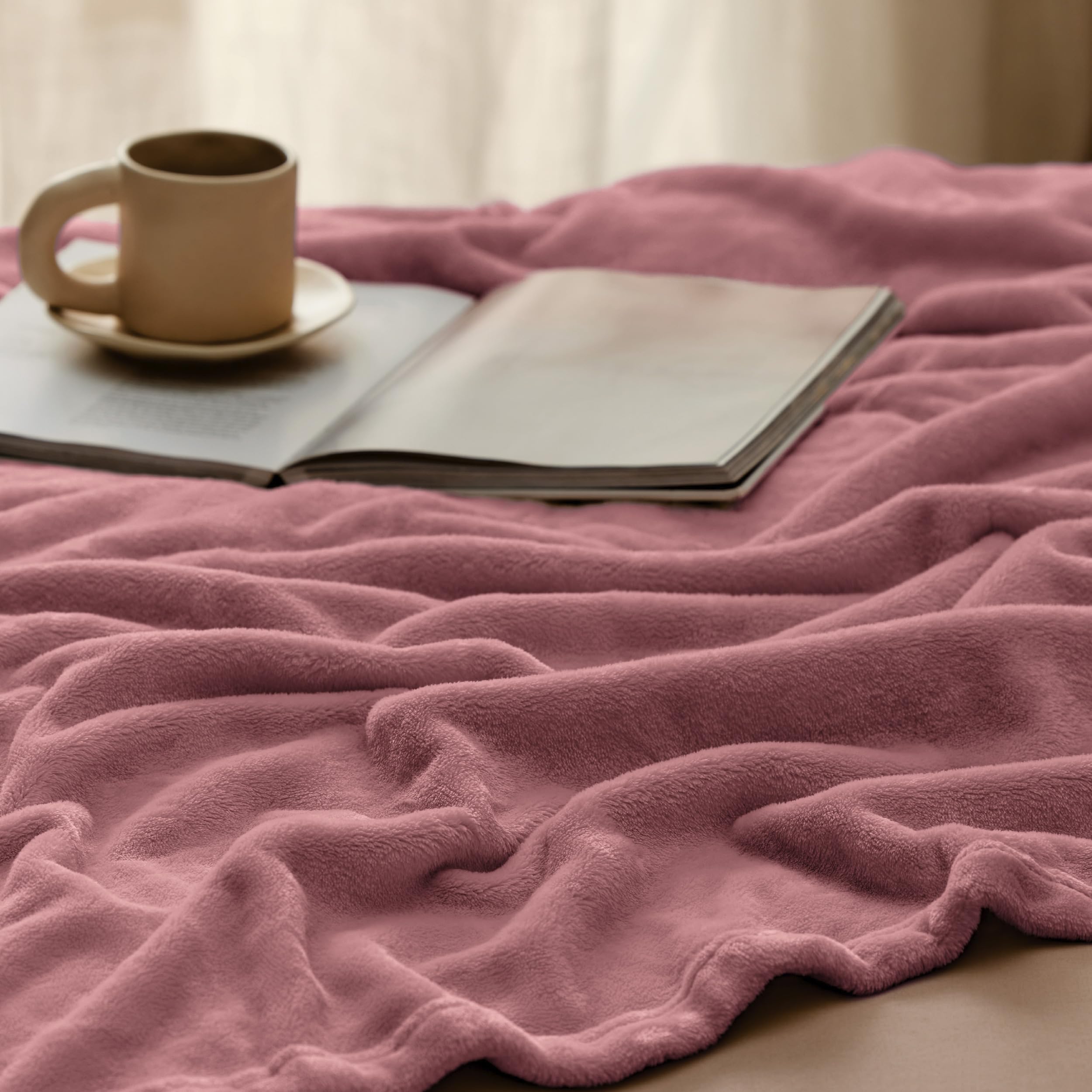 Bedsure GentleSoft utilisée sur un canapé pour soirées cosy et détente