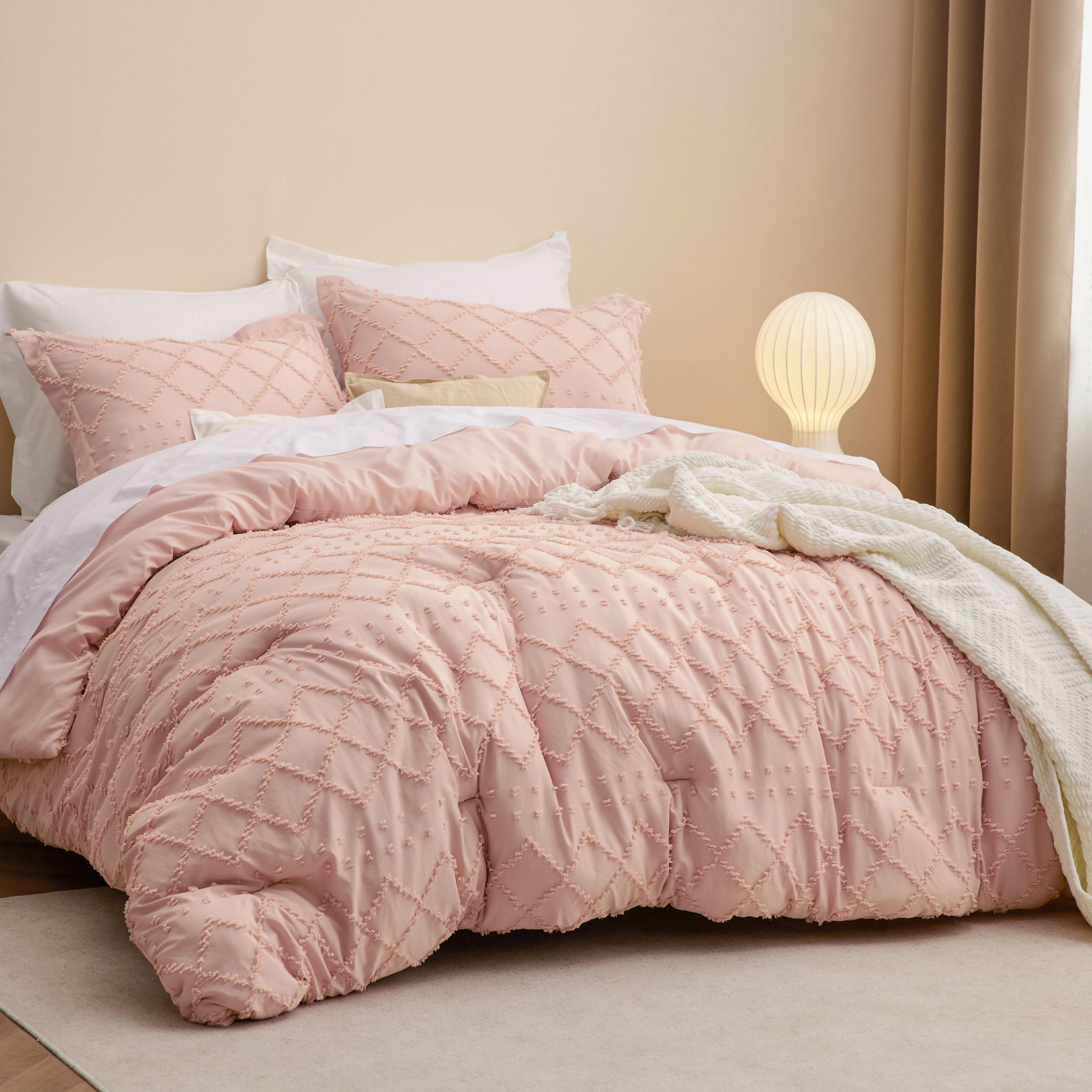 Bedsure gros plan sur touffes brodées valorisant texture et élégance