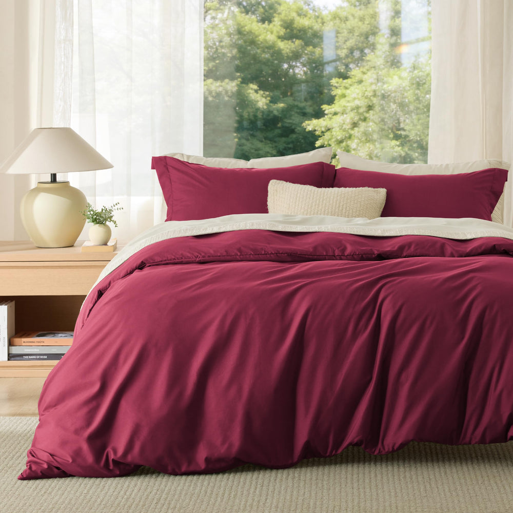 Bedsure housse face rouge montrant fini soyeux et allure élégante