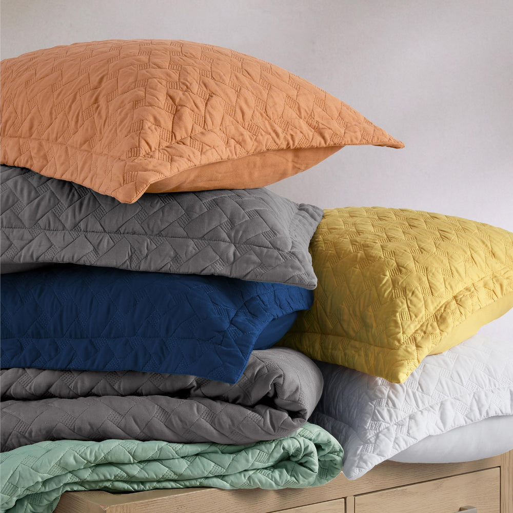 Bedsure cocon pour animaux sur lit montrant protection et confort pet-friendly