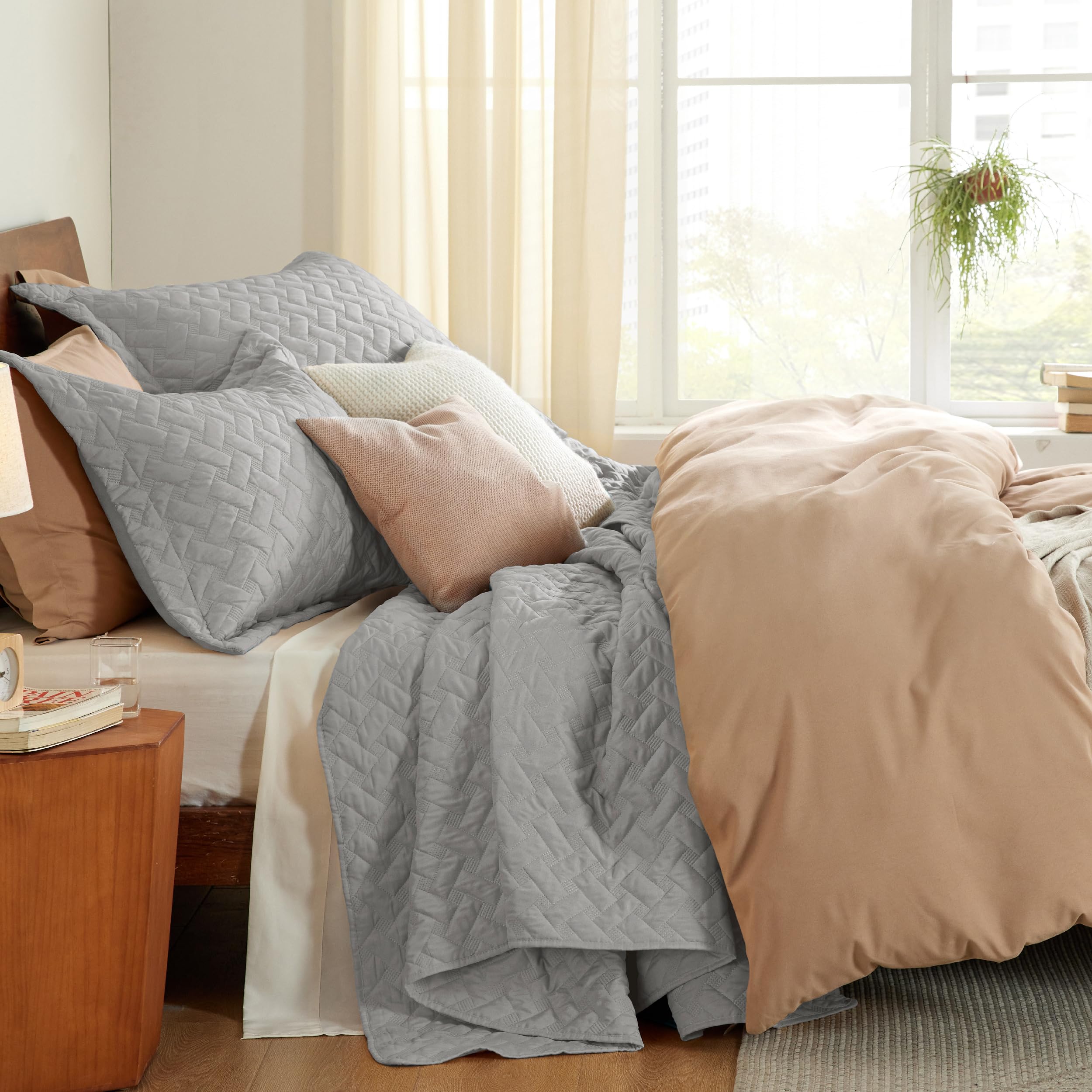 Bedsure quilt installé dans une chambre stylée pour rendu décoratif