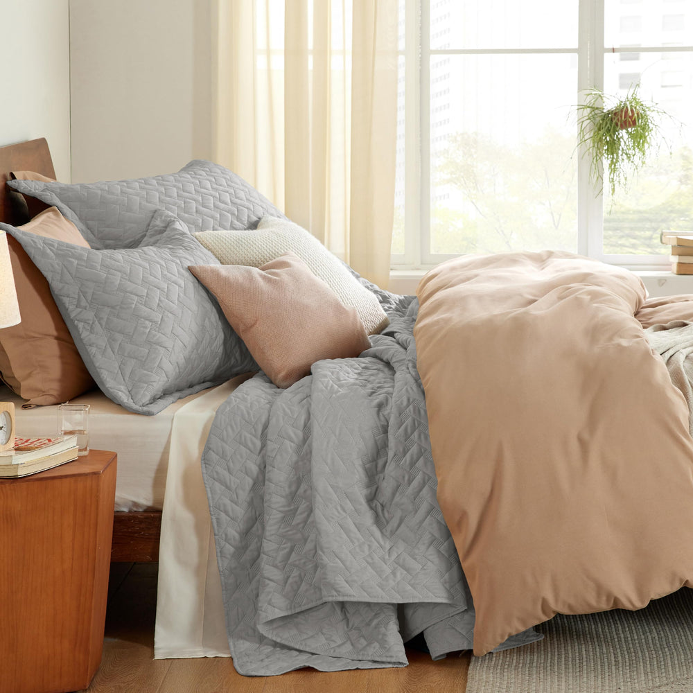 Bedsure quilt installé dans une chambre stylée pour rendu décoratif