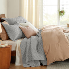 Bedsure quilt installé dans une chambre stylée pour rendu décoratif