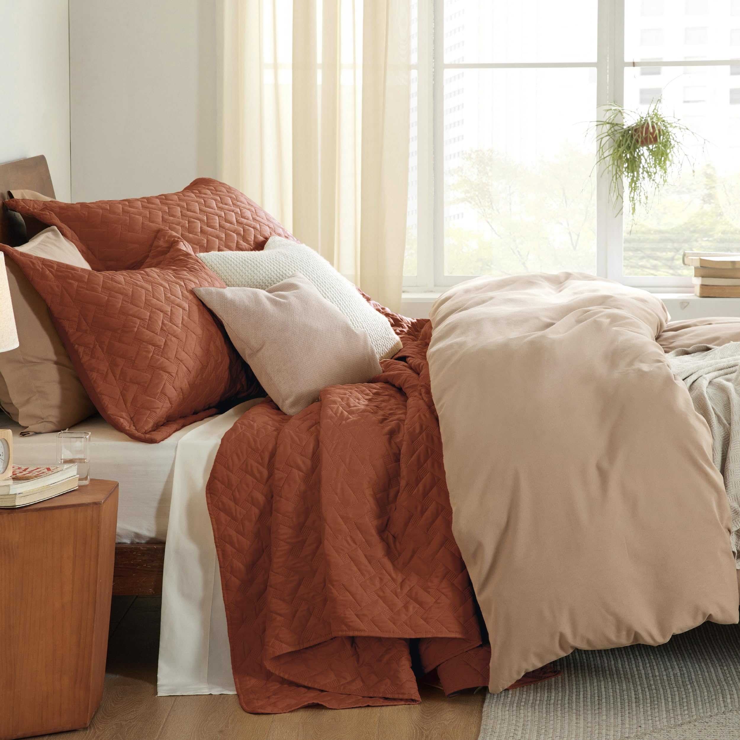 Bedsure ensemble posé sur lit stylé illustrant drapé et coordination couleur pièce