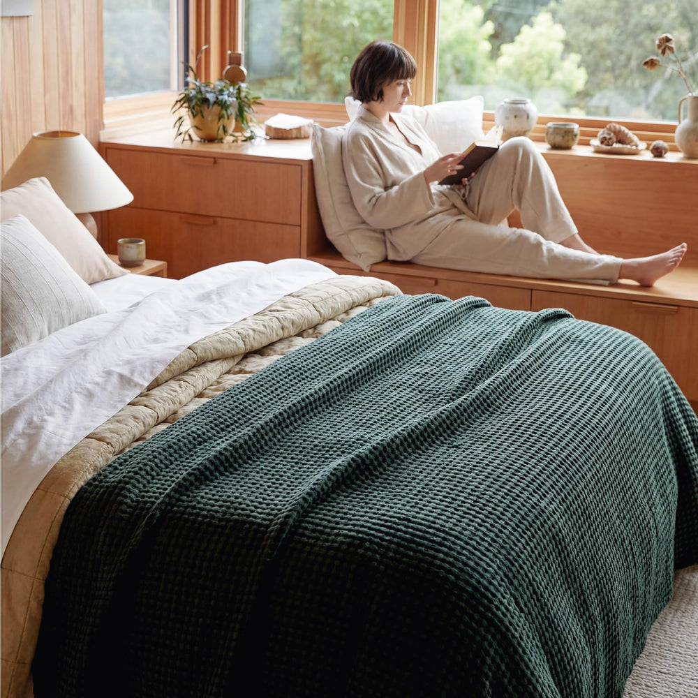 Bedsure couverture dans chambre stylée apportant élégance et fraîcheur