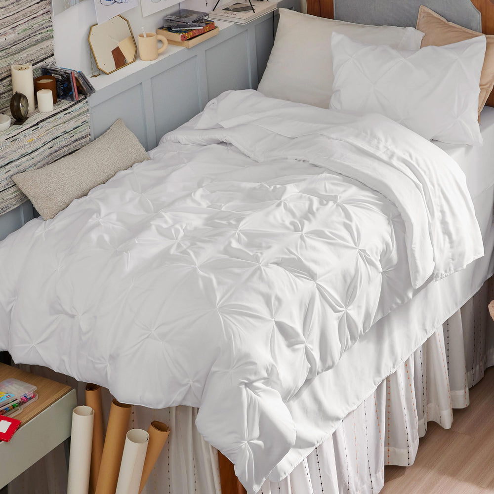 Bedsure gros plan sur plis pincés apportant élégance au lit