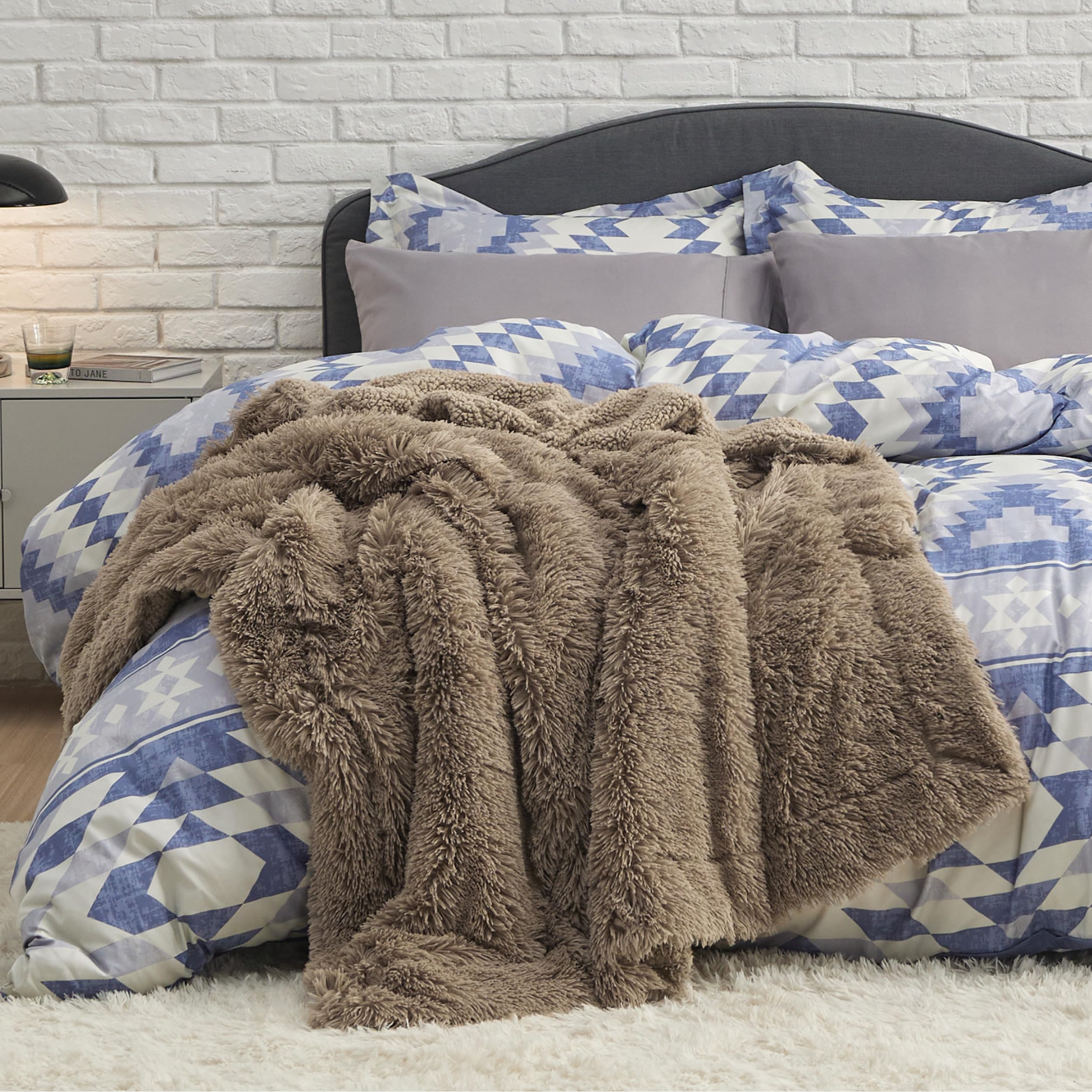 Bedsure plaid à côté d'une règle illustrant dimensions queen pratiques