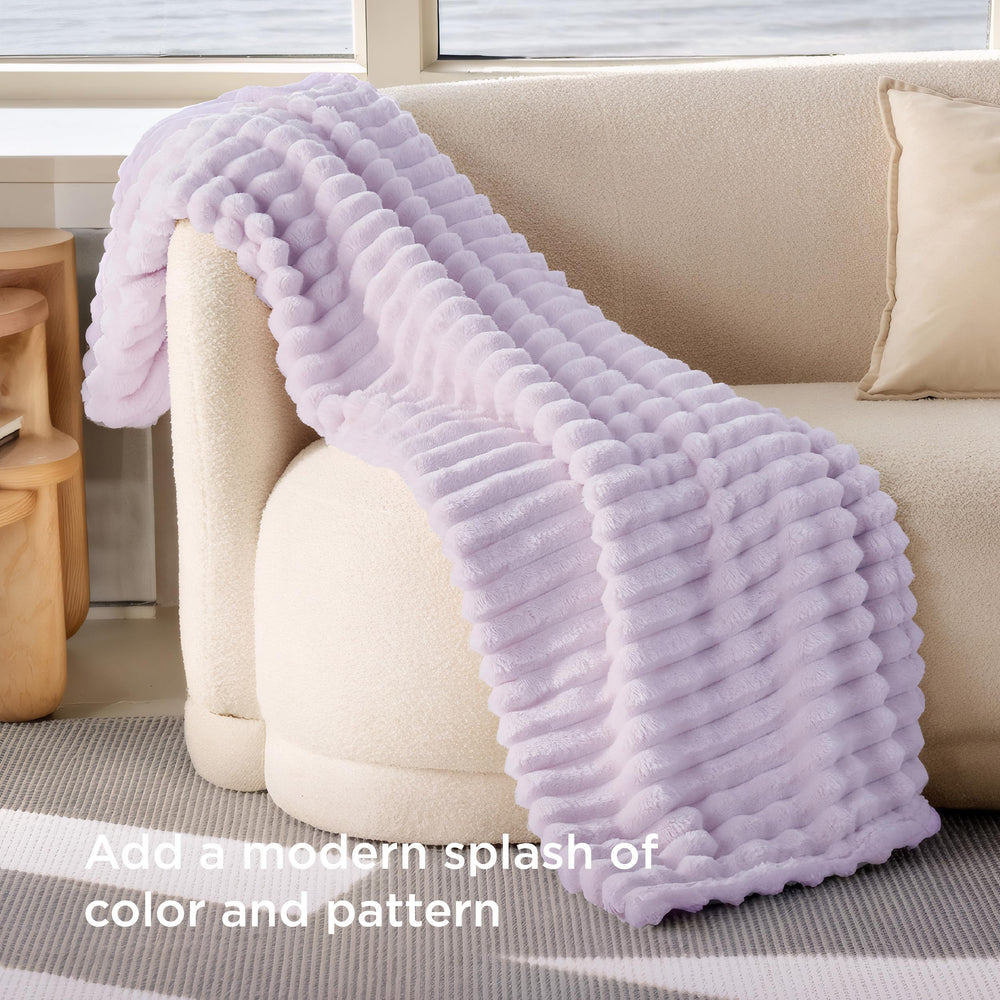 Bedsure plaid drapé sur canapé illustrant chaleur légère et style