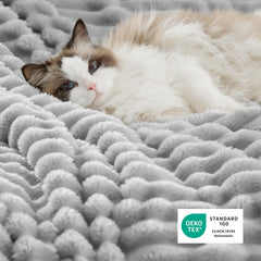 Bedsure plaid en usage sur un canapé avec personne se relaxant pour cosy