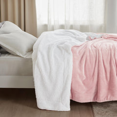 Bedsure plaid utilisé sur canapé, confort partagé pour soirées