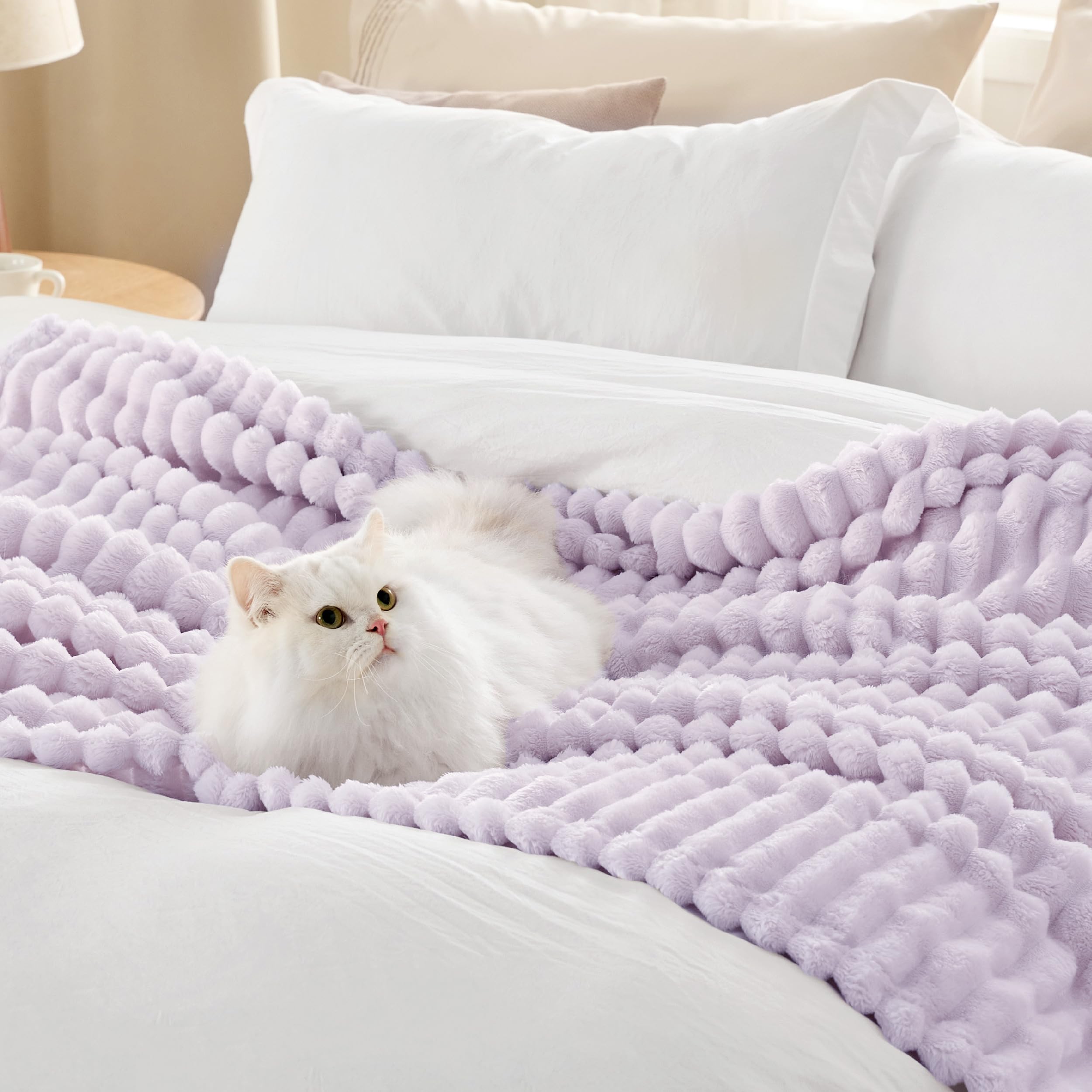 Bedsure plaid utilisé pour une sieste, confort et relaxation visibles