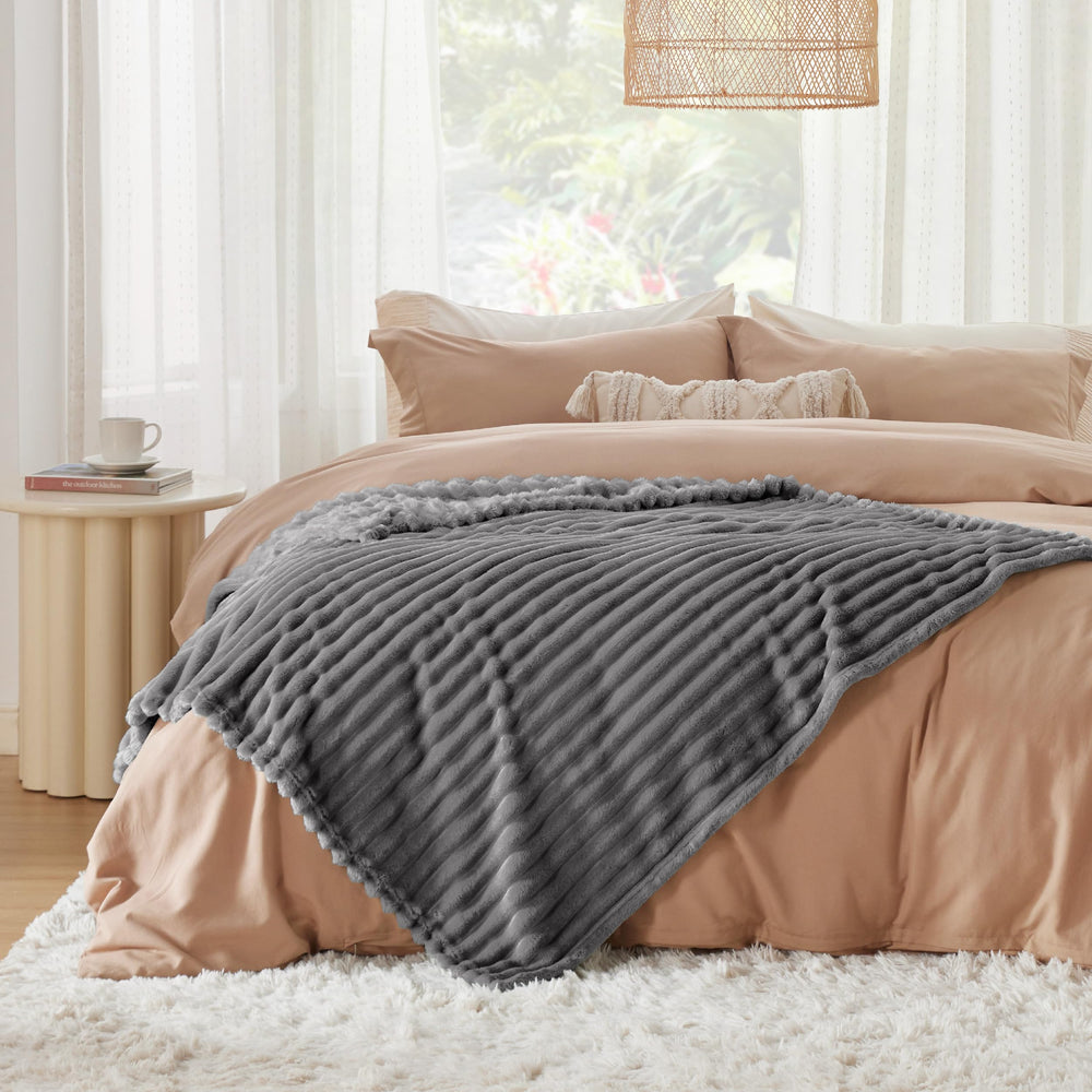 Bedsure plaid intégré à une mise en scène salon montrant style coordonné